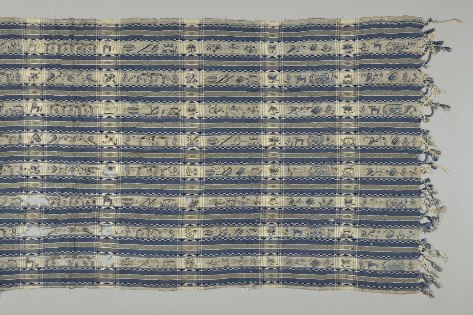 Rebozo mexicain ancien en soie bleue et crème, tissé de bandes et de motifs.